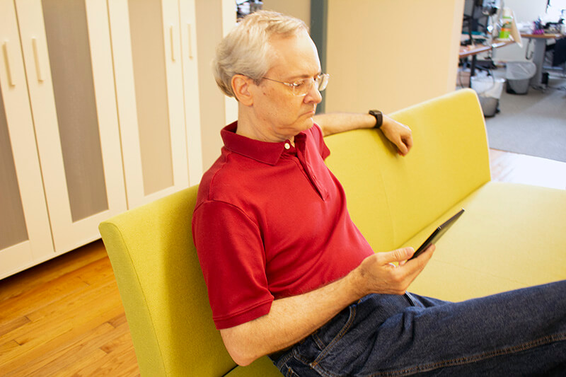Blog author Dan Poirier looking at an e-reader